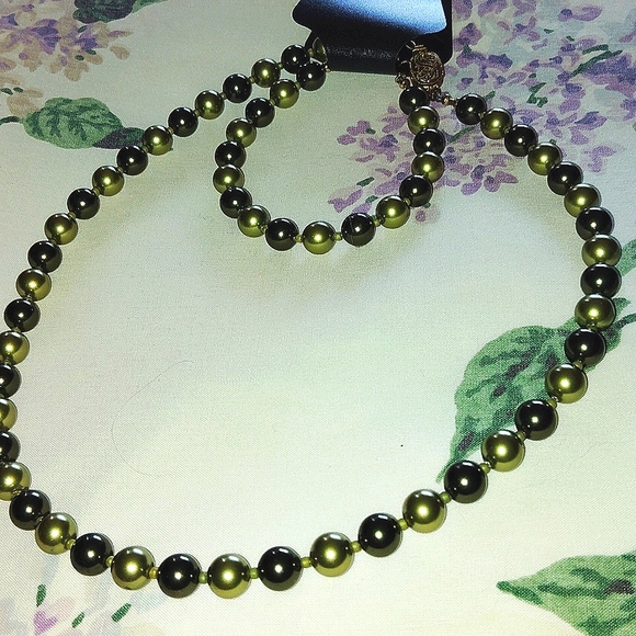 Faux Pearl Two Shades Of Green Glass Necklace and Bracelet Set - Picture 6 of 6